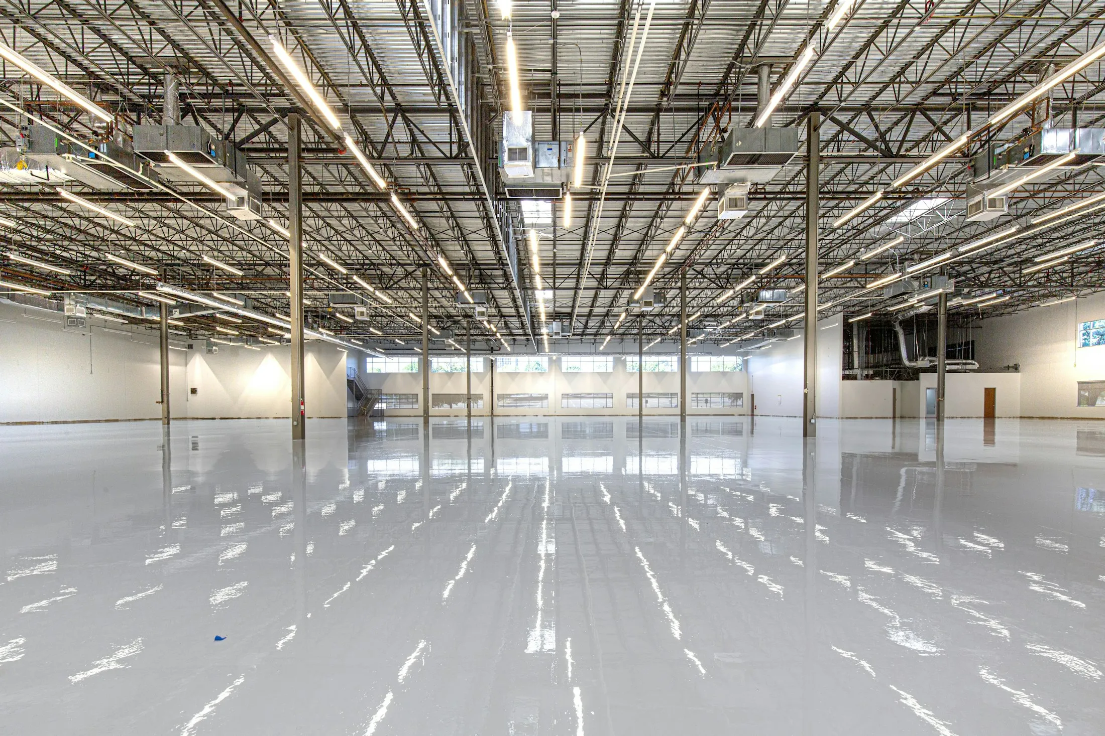 Commercial floor in white resin reflecting the ceiling lights